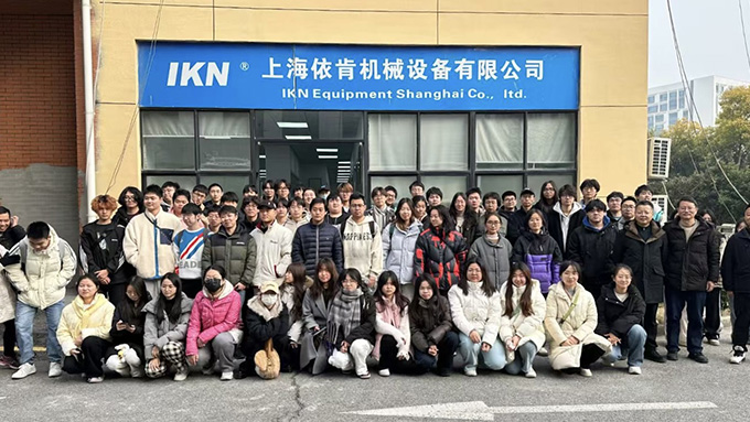 熱烈歡迎上海某高?；は到淌诩皩W(xué)生蒞臨我司參觀(guān)指導(dǎo)